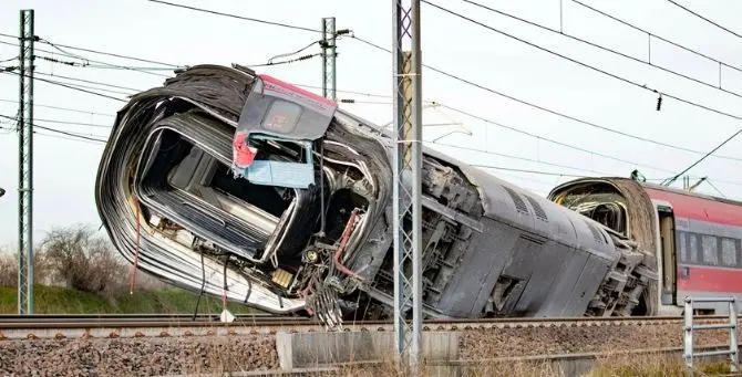 Treno deragliato, recuperato l'hard disk delle telecamere: «Volo di 700 metri della motrice»