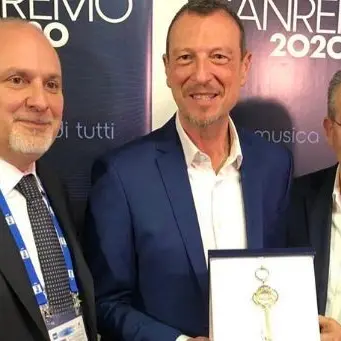 Sanremo, l’orafo calabrese Affidato consegna la chiave d’argento ad Amadeus