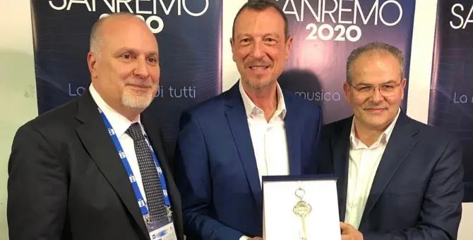 Sanremo, l’orafo calabrese Affidato consegna la chiave d’argento ad Amadeus