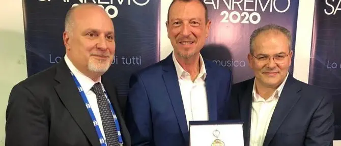 Sanremo, l’orafo calabrese Affidato consegna la chiave d’argento ad Amadeus