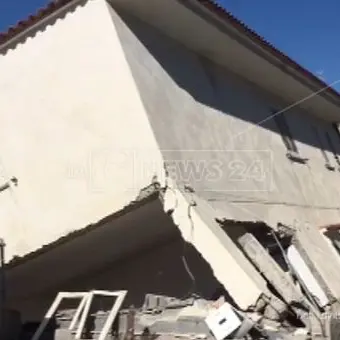 Roccella Jonica, collassa una palazzina: paura tra i residenti della zona. Il video