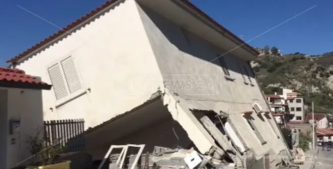 Roccella Jonica, collassa una palazzina: paura tra i residenti della zona. Il video