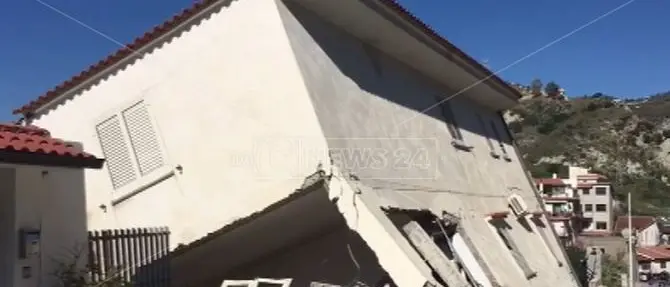 Roccella Jonica, collassa una palazzina: paura tra i residenti della zona. Il video