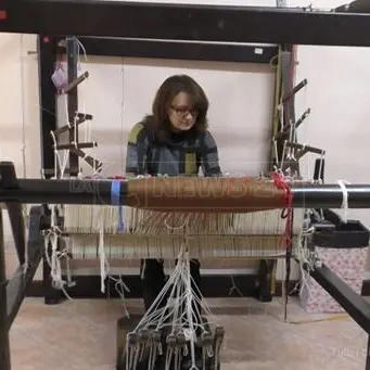 A Chiaravalle rivive l'antica arte del telaio grazie al laboratorio di Chiara