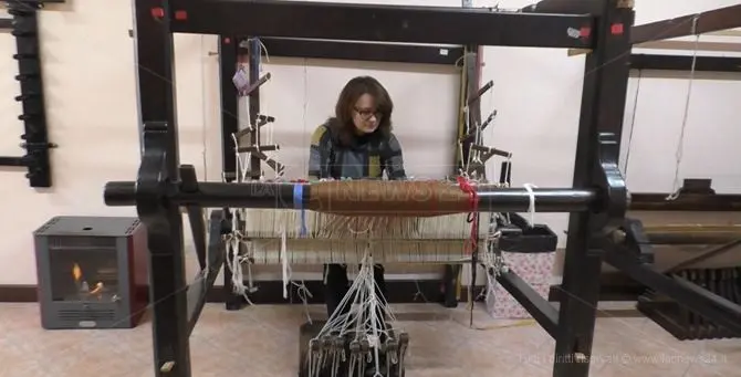 A Chiaravalle rivive l'antica arte del telaio grazie al laboratorio di Chiara