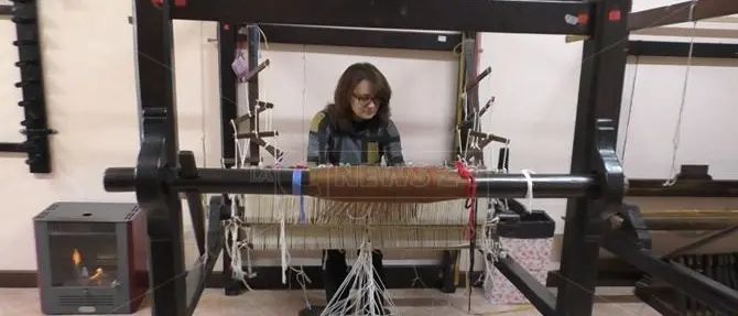 A Chiaravalle rivive l'antica arte del telaio grazie al laboratorio di Chiara