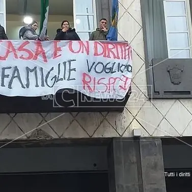 Emergenza abitativa a Cosenza, nuova protesta al Comune
