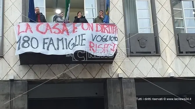 Emergenza abitativa a Cosenza, nuova protesta al Comune