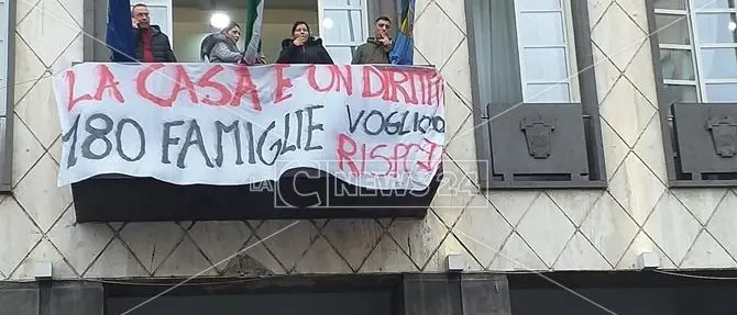 Emergenza abitativa a Cosenza, nuova protesta al Comune