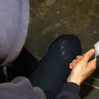 Aggredisce con un coltello da cucina il titolare di un bar: arrestato