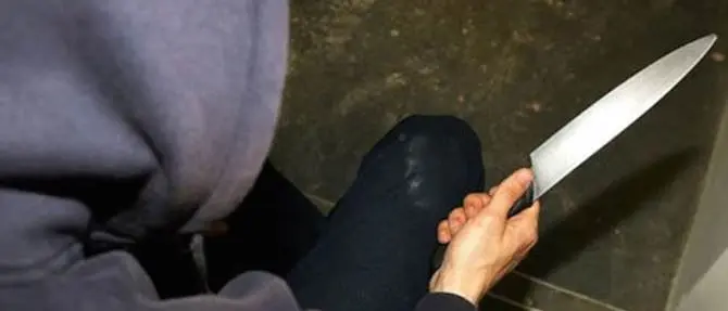 Aggredisce con un coltello da cucina il titolare di un bar: arrestato