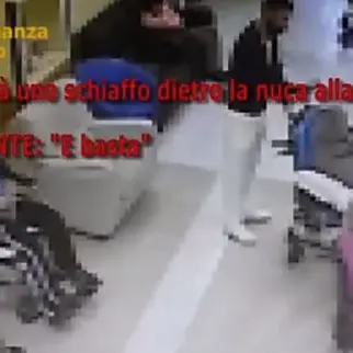 Settingiano: anziani picchiati e derisi in casa di cura, indagini chiuse per 17