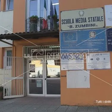 Cosenza, intrusione notturna a scuola: svuotati i distributori di merendine
