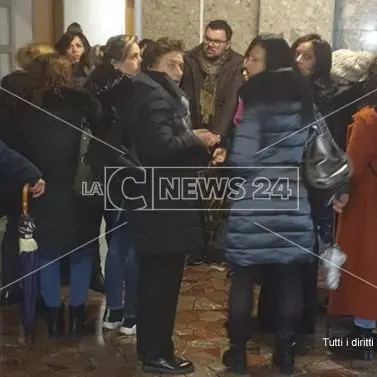 Mensa a Cosenza, genitori in protesta: «Scarsa igiene e servizio inadeguato»