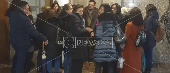 Mensa a Cosenza, genitori in protesta: «Scarsa igiene e servizio inadeguato»