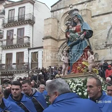Madonna del Pilerio, torna la tradizione dei drappi esposti a Palazzo del Sedile
