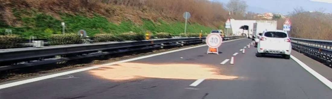 Incidente tra Cosenza e Rogliano, cade da un furgone: muore investito da un tir