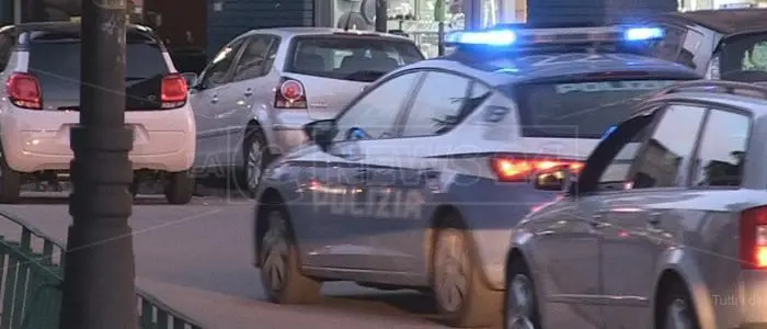 Spari in pieno centro a Cosenza, gambizzato un giovane: avviate le indagini