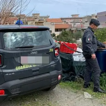 Fusti di gasolio, elettrodomestici e pneumatici: sequestrata discarica nel Messinese