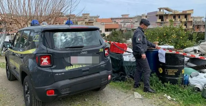 Fusti di gasolio, elettrodomestici e pneumatici: sequestrata discarica nel Messinese