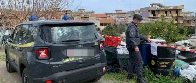Fusti di gasolio, elettrodomestici e pneumatici: sequestrata discarica nel Messinese
