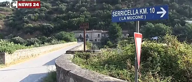 Rifiuti tossici nel fiume, il testimone: «I vigili di Bisignano si rifiutarono di controllare»