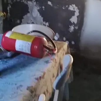 Tenta di accendere la stufa con l'alcol ma provoca un incendio, ustionata