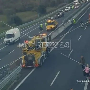 Incidente sull'A2 nei pressi di Montalto, auto finisce nella corsia opposta: 2 feriti