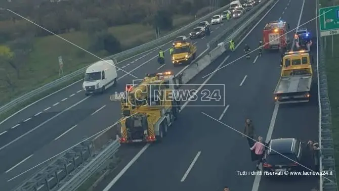 Incidente sull'A2 nei pressi di Montalto, auto finisce nella corsia opposta: 2 feriti