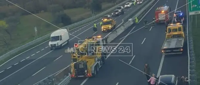 Incidente sull'A2 nei pressi di Montalto, auto finisce nella corsia opposta: 2 feriti