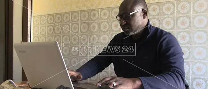 Ibrahim, dal ghetto di Rosarno all'amore per le poesie: «Aiutatemi a pubblicarle»