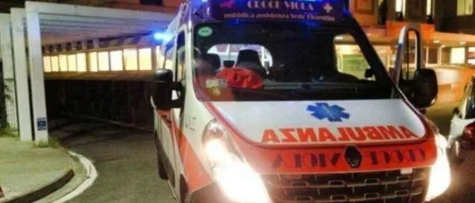 Incidente a Reggio, non si fermano all'alt e si schiantano: grave giovane