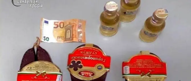 Offre soldi, salsicce e liquori ai carabinieri per evitare la multa: arrestato
