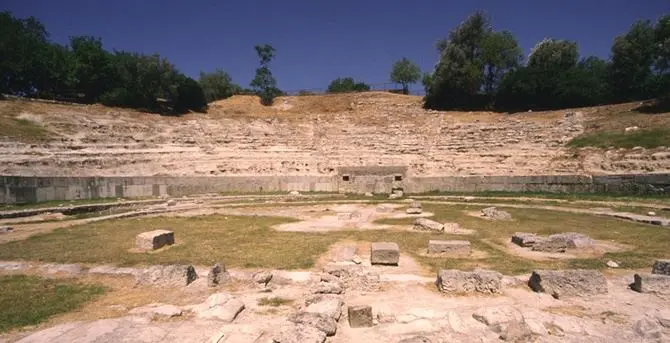 Locri, una necropoli romana dai lavori dell’ex scuola: «Grande scoperta»