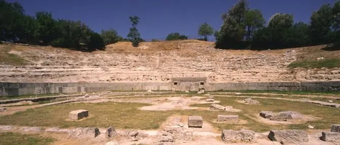 Locri, una necropoli romana dai lavori dell’ex scuola: «Grande scoperta»