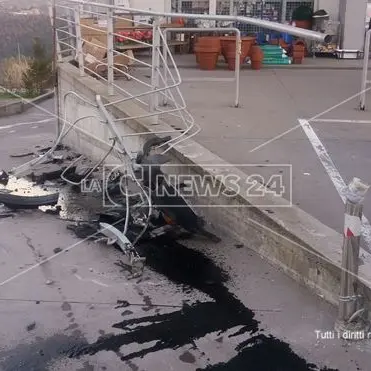 Incidente nel Cosentino, auto sfonda una ringhiera di ferro a Mendicino