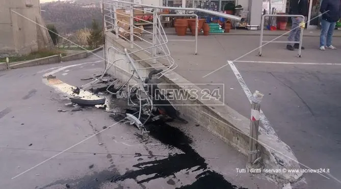 Incidente nel Cosentino, auto sfonda una ringhiera di ferro a Mendicino