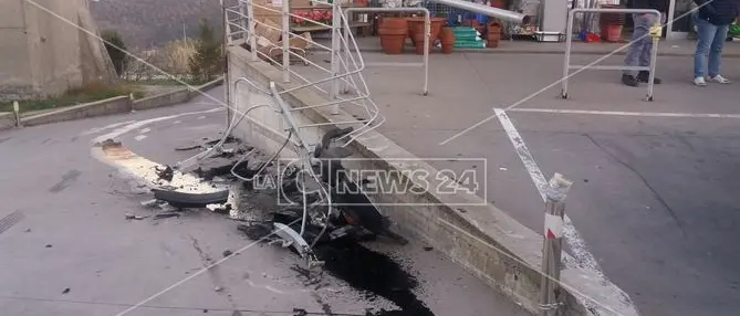 Incidente nel Cosentino, auto sfonda una ringhiera di ferro a Mendicino