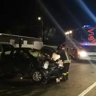 Incidente tra due auto a Catanzaro, coinvolti anche mezzi in sosta: tre feriti