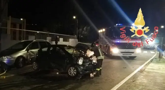 Incidente tra due auto a Catanzaro, coinvolti anche mezzi in sosta: tre feriti