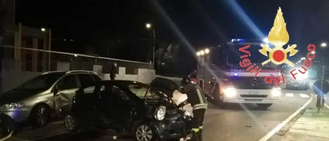 Incidente tra due auto a Catanzaro, coinvolti anche mezzi in sosta: tre feriti