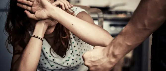 Lamezia, “malato” di gelosia maltratta la moglie: scatta la misura di sicurezza