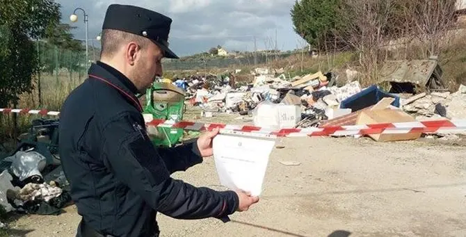 Luzzi, discarica di rifiuti speciali nell’autoparco comunale: due denunce