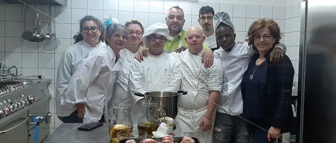 A Settingiano il catering si fa “sociale” e in cucina si mescolano le diversità