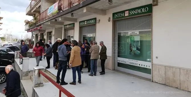 La banca rischia la chiusura, i cittadini di Badolato avviano una raccolta firme