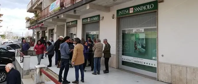 La banca rischia la chiusura, i cittadini di Badolato avviano una raccolta firme