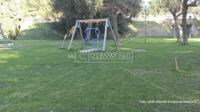 Al parco di Rende un'altalena per disabili inaccessibile... ai disabili