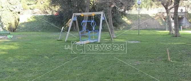 Al parco di Rende un'altalena per disabili inaccessibile... ai disabili