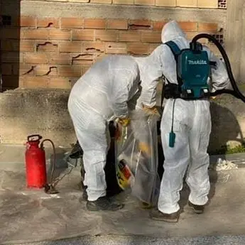 Rimossa la catasta di eternit rimasta per 5 mesi in una scuola di Vibo