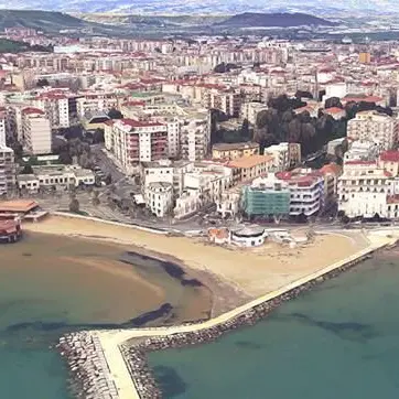 Crotone, chiuso un tratto di spiaggia per la presenza di materiale infiammabile